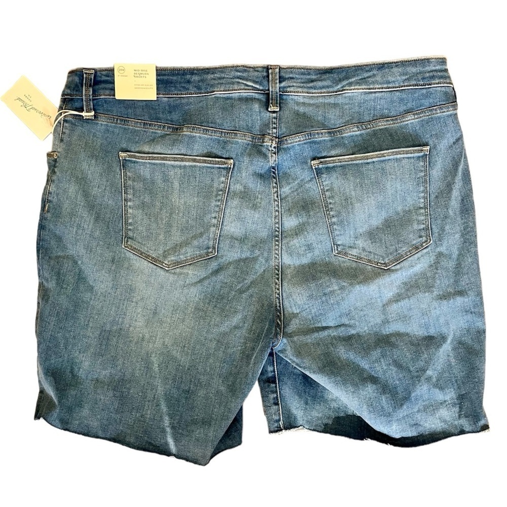 Universal Thread Mid Rise Bermuda Shorts Size 24W​​​ - Picture 3 of 7